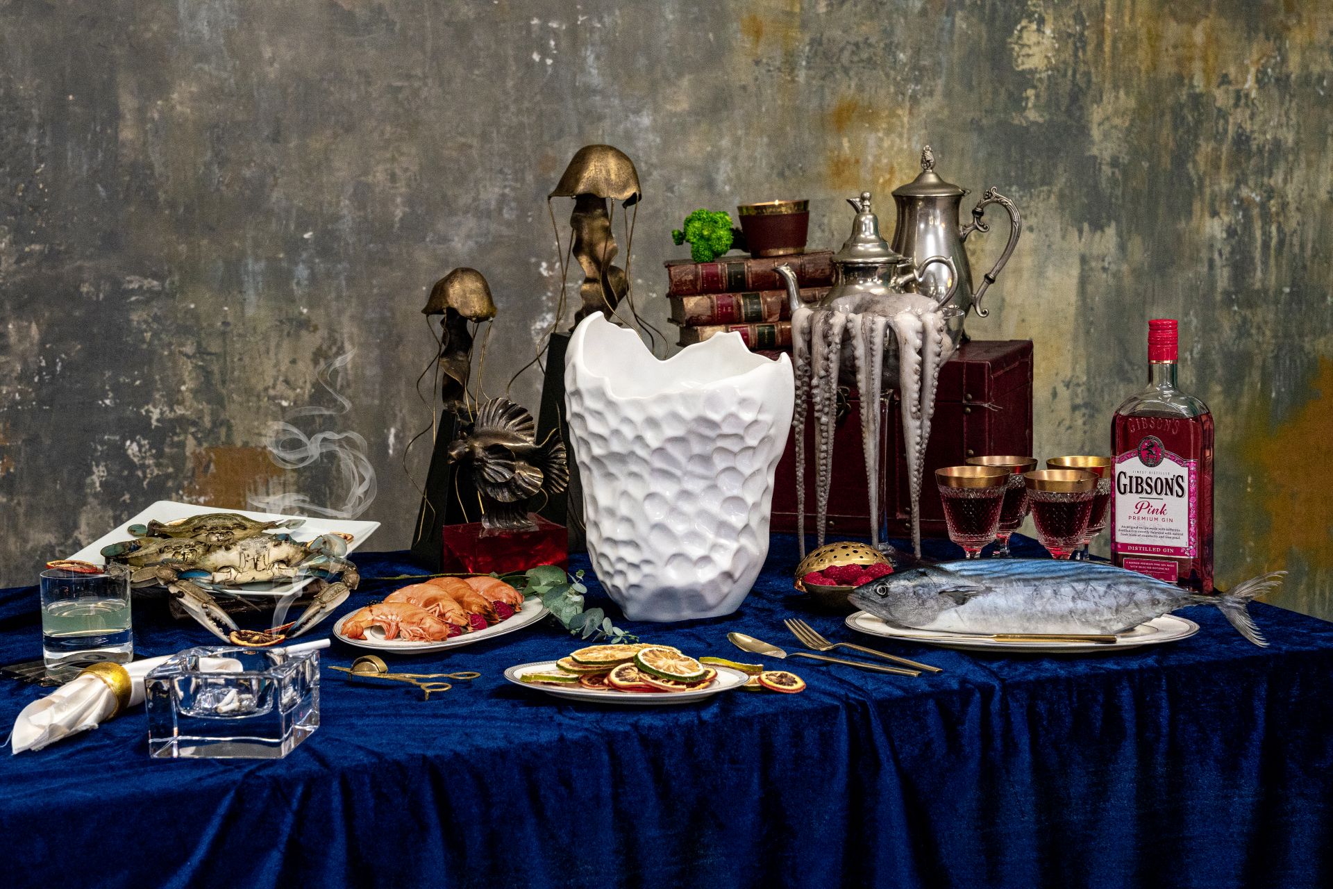 ZIYARET-SOFRASI-BEYAZ-MASA-DEKOR-MUSTAFA-KOCABEYOGLU-DESIGN40-TASARIM-BANQUET-TABLE-CRACKLE-VASE