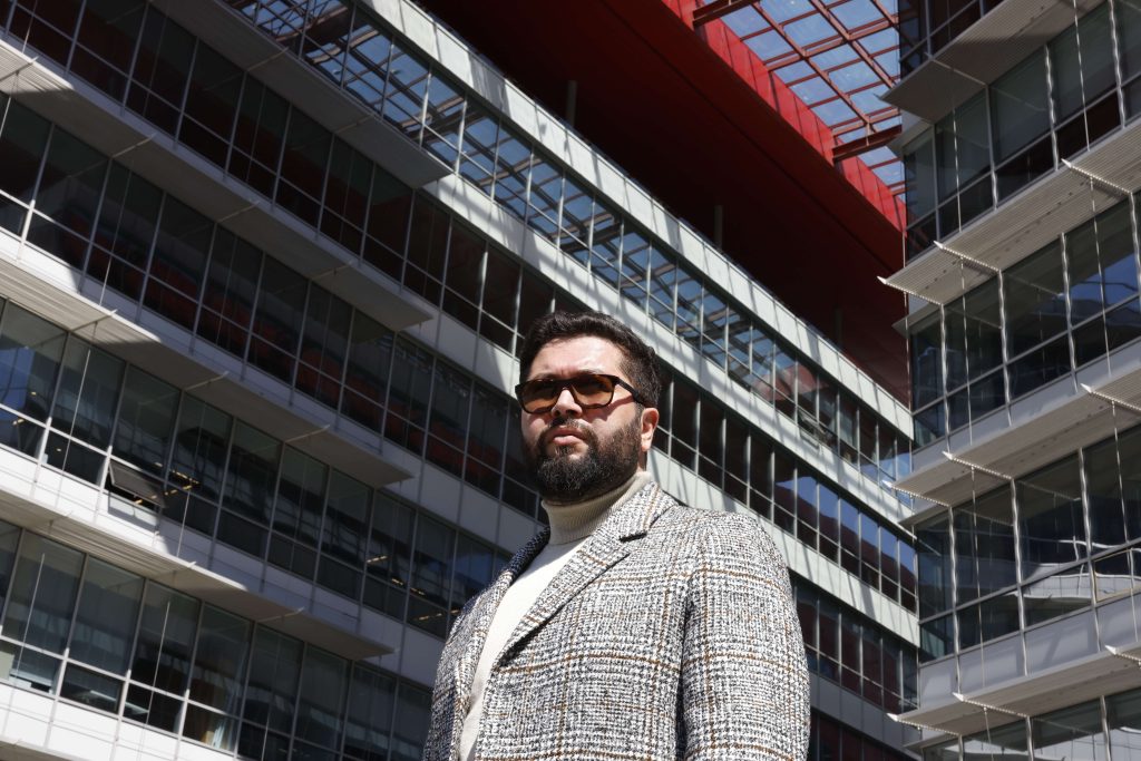 İhtişamı Saklayan Sadelik: Mustafa'nın Tasarım Felsefesi ve Üretimdeki İmzası